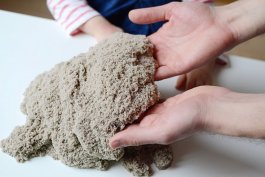 zväčšiť obrázok Kinetický písek prírodný 3 kg + kýblik zdarma